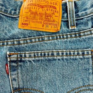 Levi 505 regular fit straight leg jeans in very good condition! 36x34